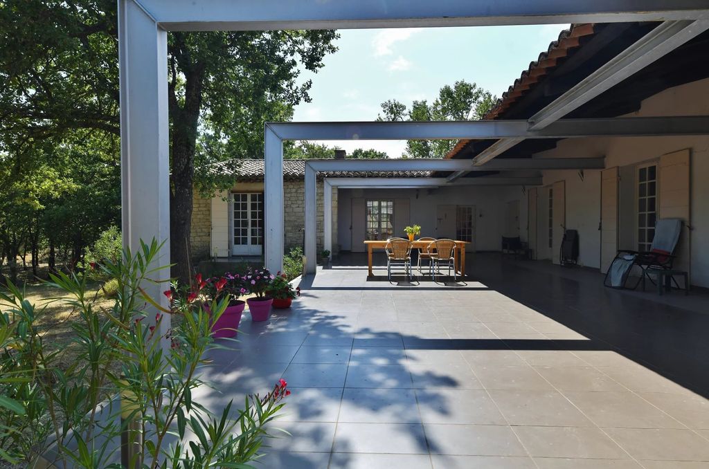 Property photo 2 of 28