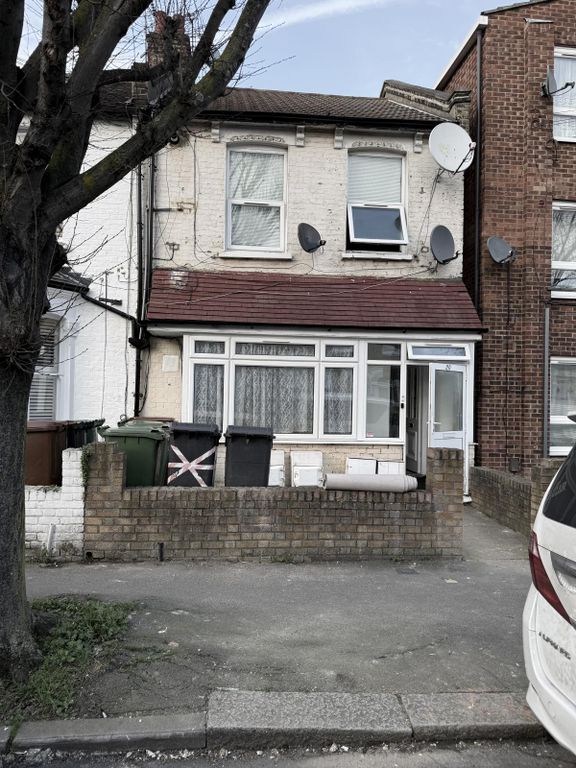 Property photo 1 of 5 Cameron Adams Are Delighted To Present This Beautifully Presented Two-Bedroom Ground-Floor Flat With A Private Garden.