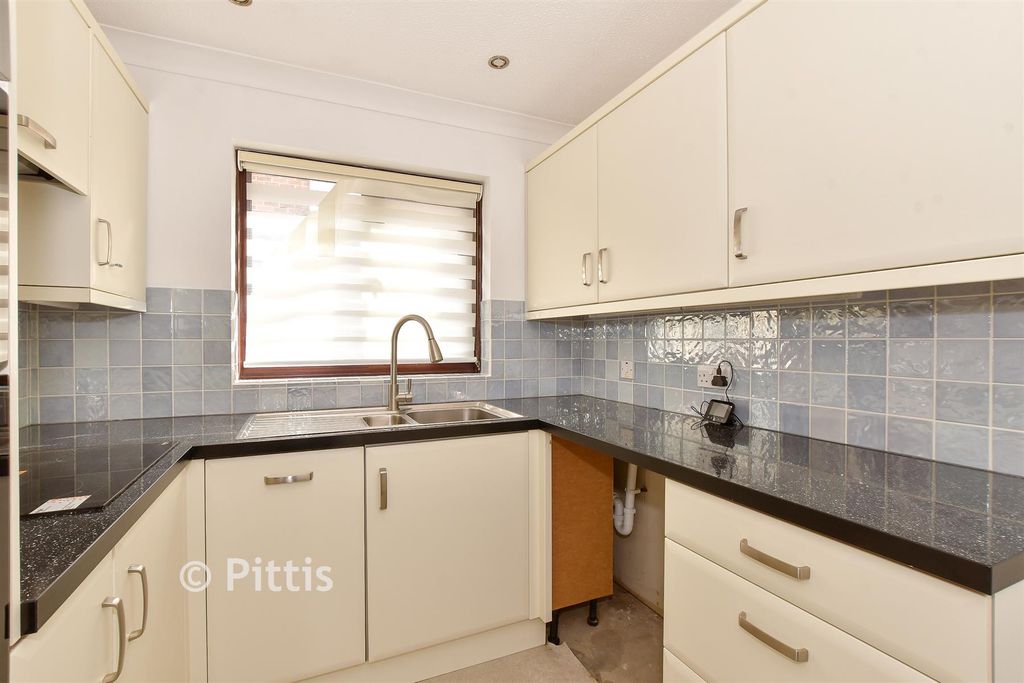 Property photo 3 of 6 Kitchen
