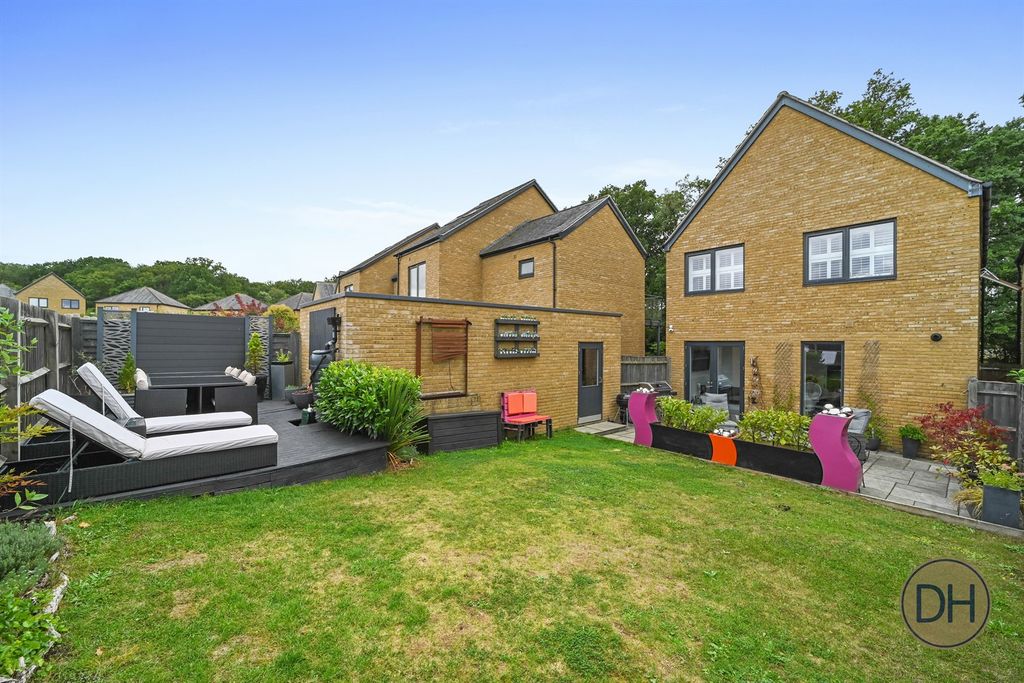 Property photo 2 of 24 Sparrowhawk Way