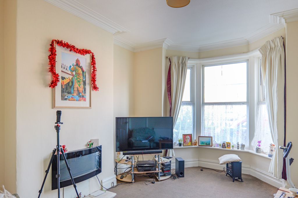 Property photo 2 of 33