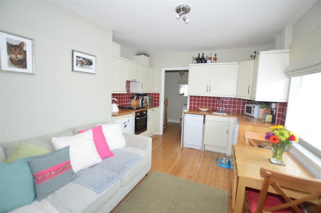 Property photo 3 of 14 37 Collingwood Close Kitchen July 25.Jpg