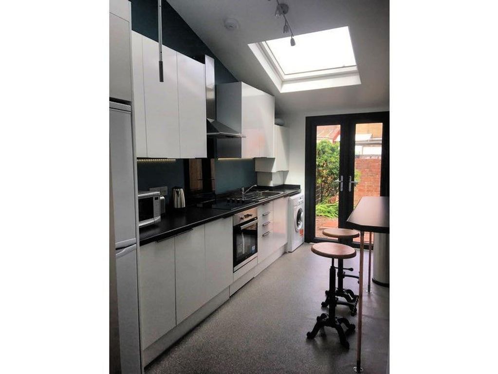 Property photo 2 of 9 Kitchen