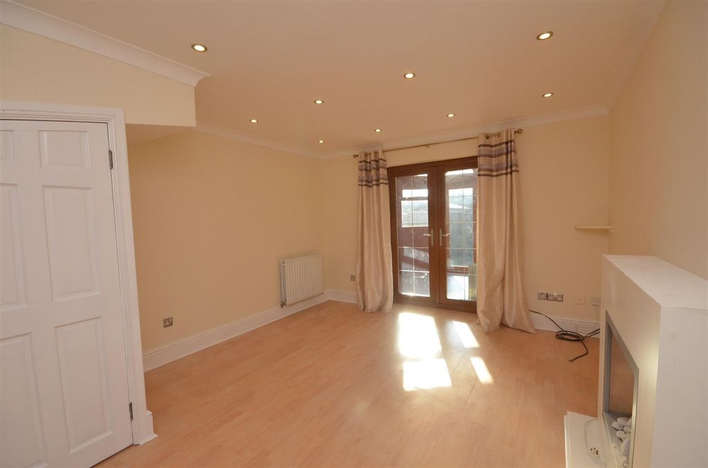 Property photo 2 of 4 Living Room