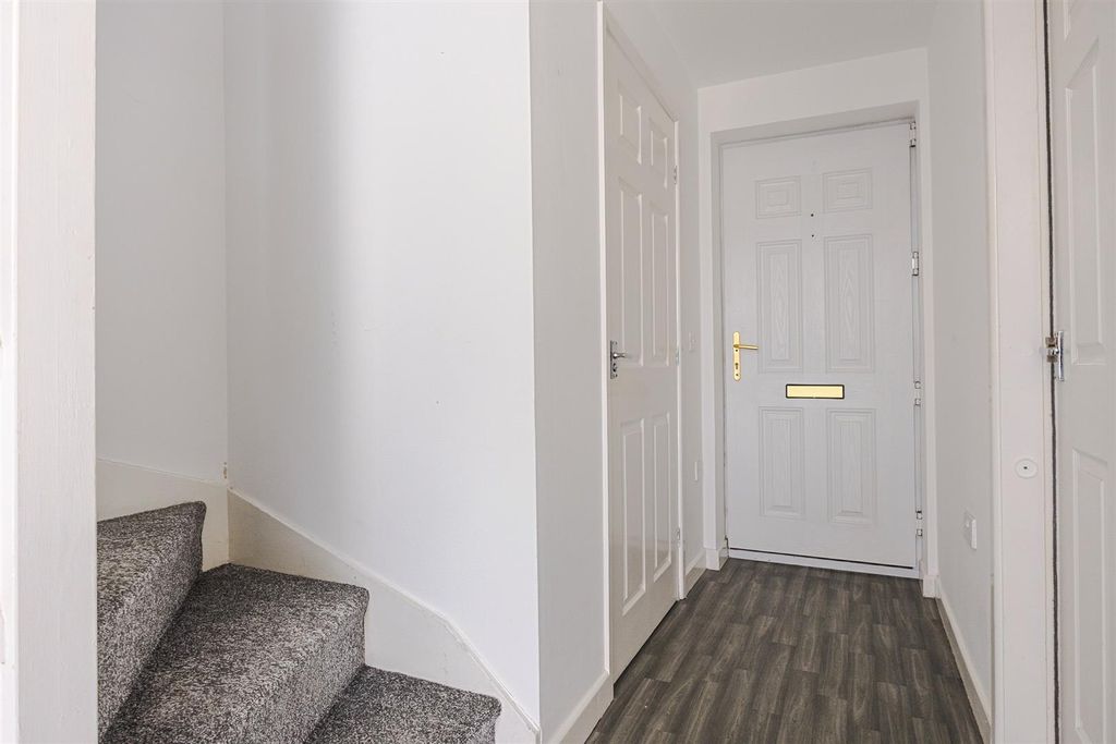 Property photo 2 of 11 Entrance Hall