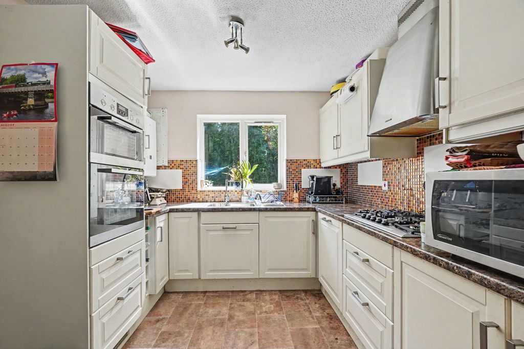 Property photo 2 of 25