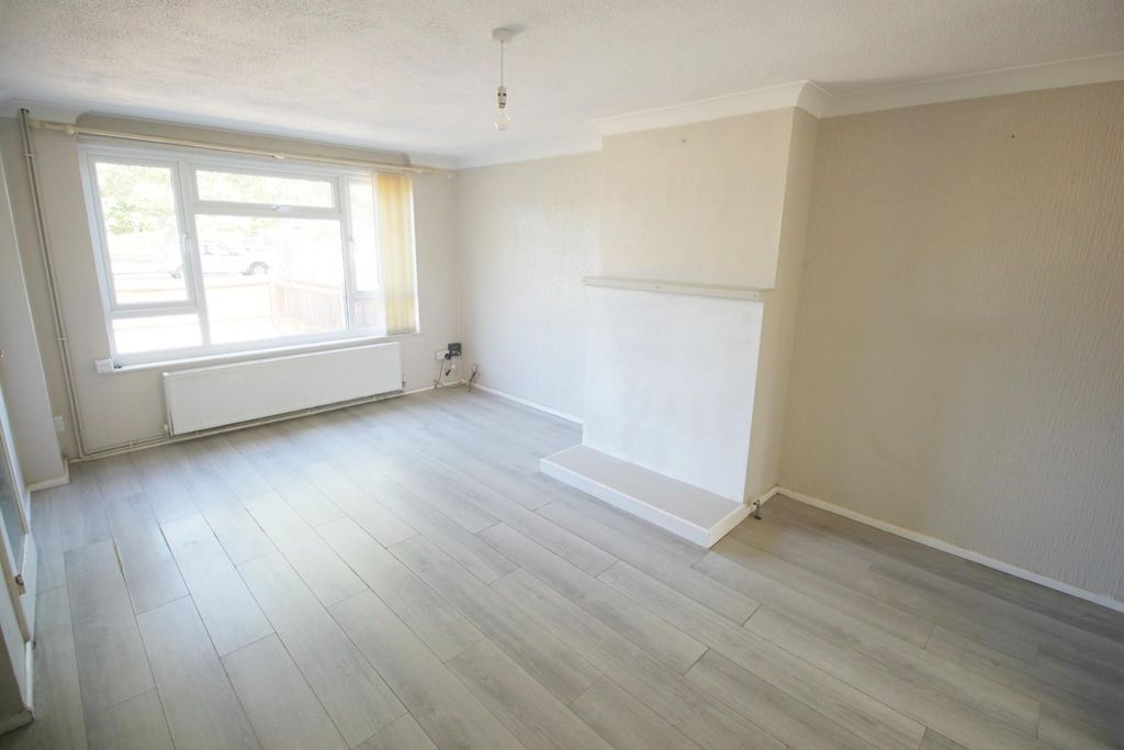 Property photo 2 of 15 Liv Nn.Jpg