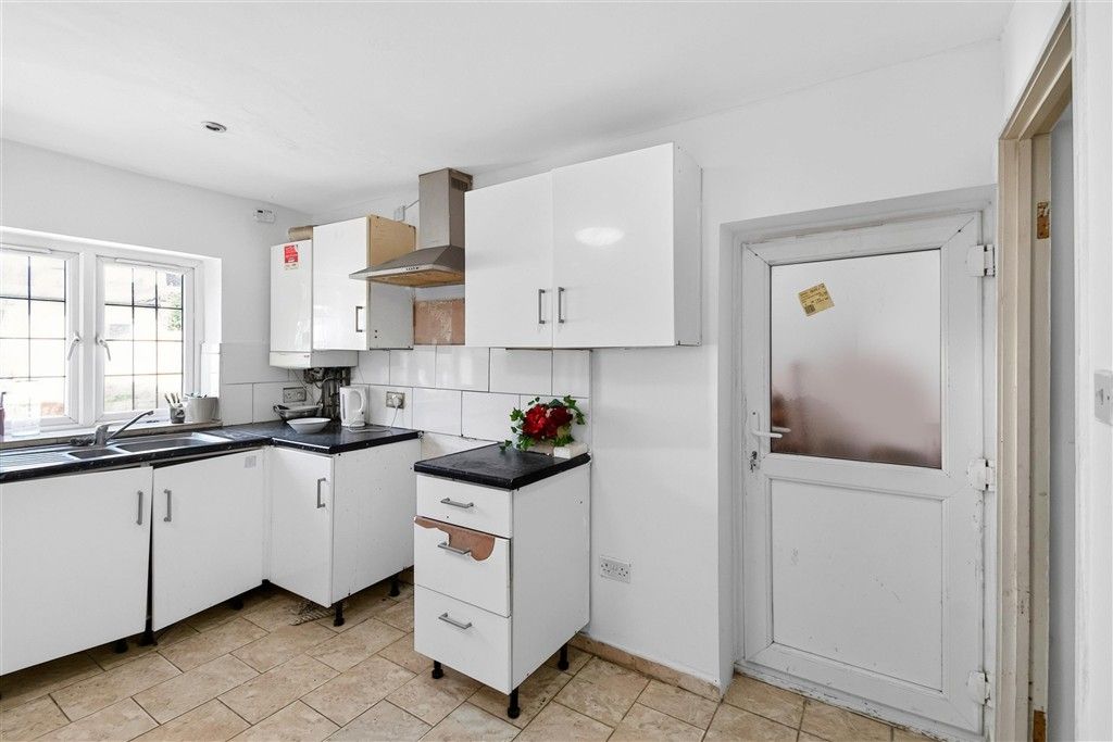 Property photo 2 of 11 Kitchen
