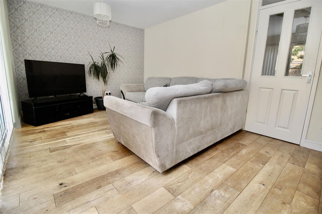 Property photo 3 of 16 Lounge