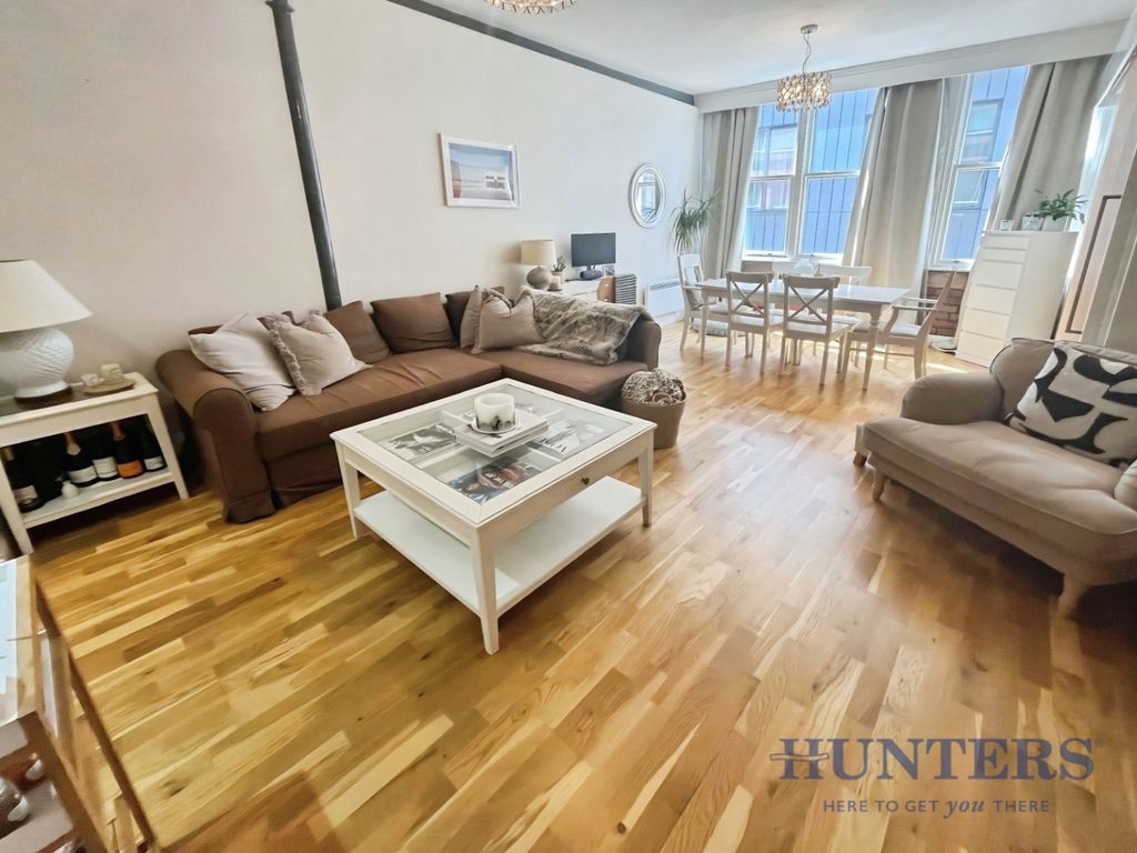 Property photo 3 of 11 Lounge