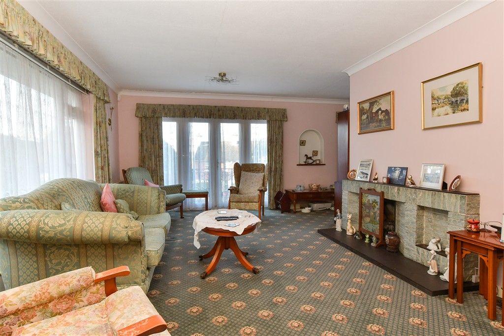 Property photo 3 of 13 Lounge