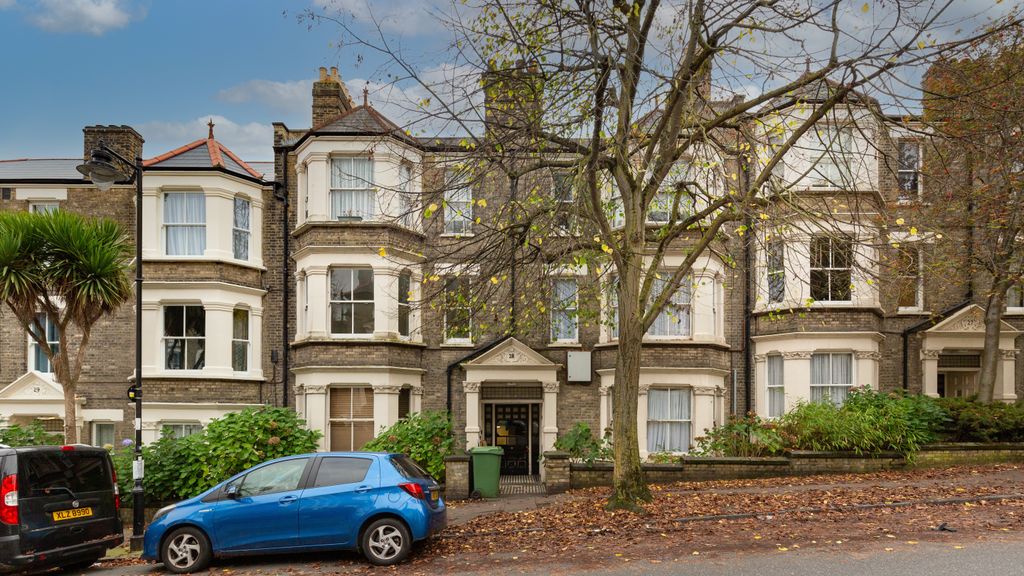Property photo 1 of 12 Flat 3, 28 Cathcart Hill, Tufnell Park, London, N19 5Qn