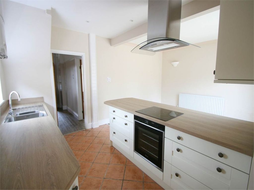 Property photo 3 of 10 Kitchen