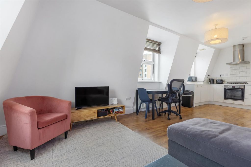 Property photo 3 of 10 7M2A6527-Hdr.Jpg