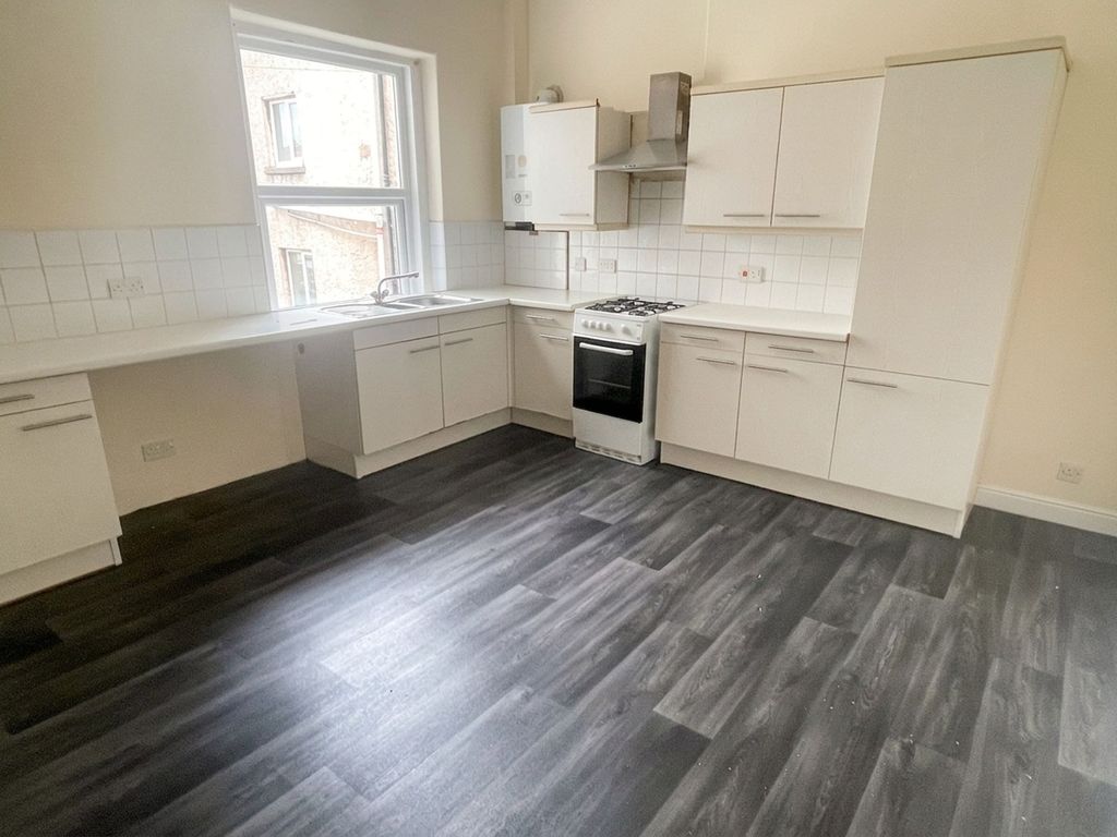 Property photo 3 of 8 Kitchen
