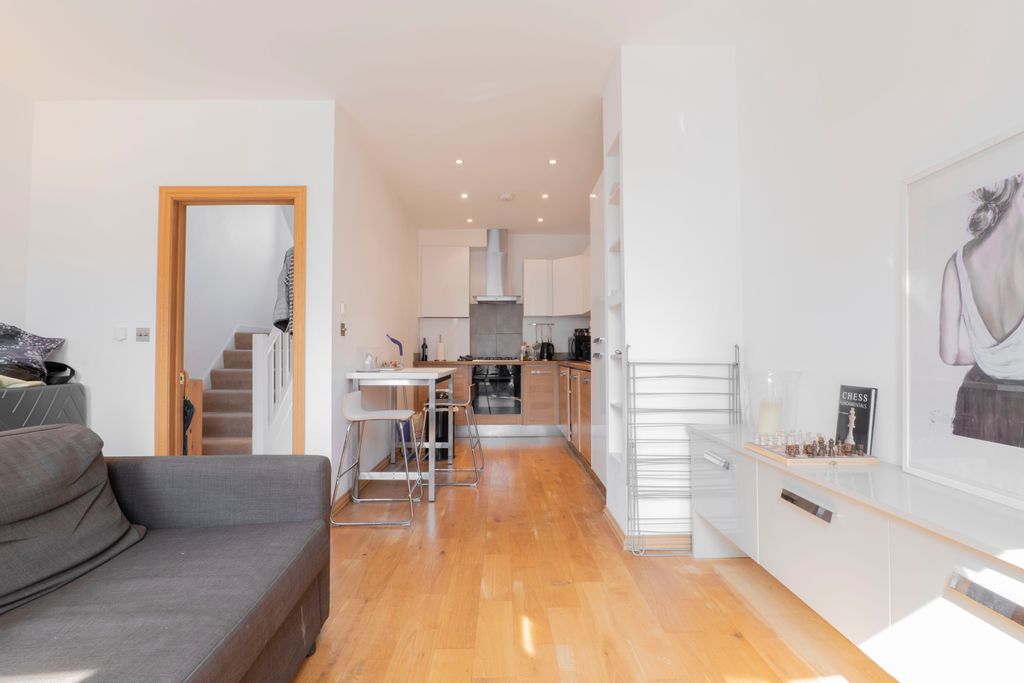 Property photo 1 of 11 2 Bed Flat To Rent