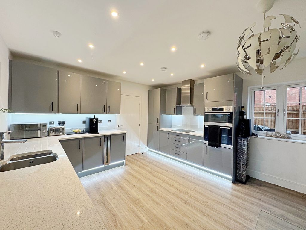 Property photo 3 of 16 Kitchen