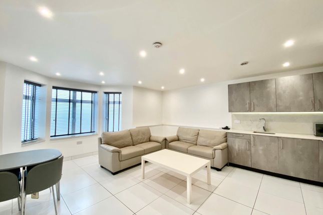 Property photo 1 of 9 A Stunning Modern Three Double Bedroom Luxury Apartment Offering Flexible Living And Entertaining Space, Situated Moments Away From The Open Spaces Of Streatham Common.