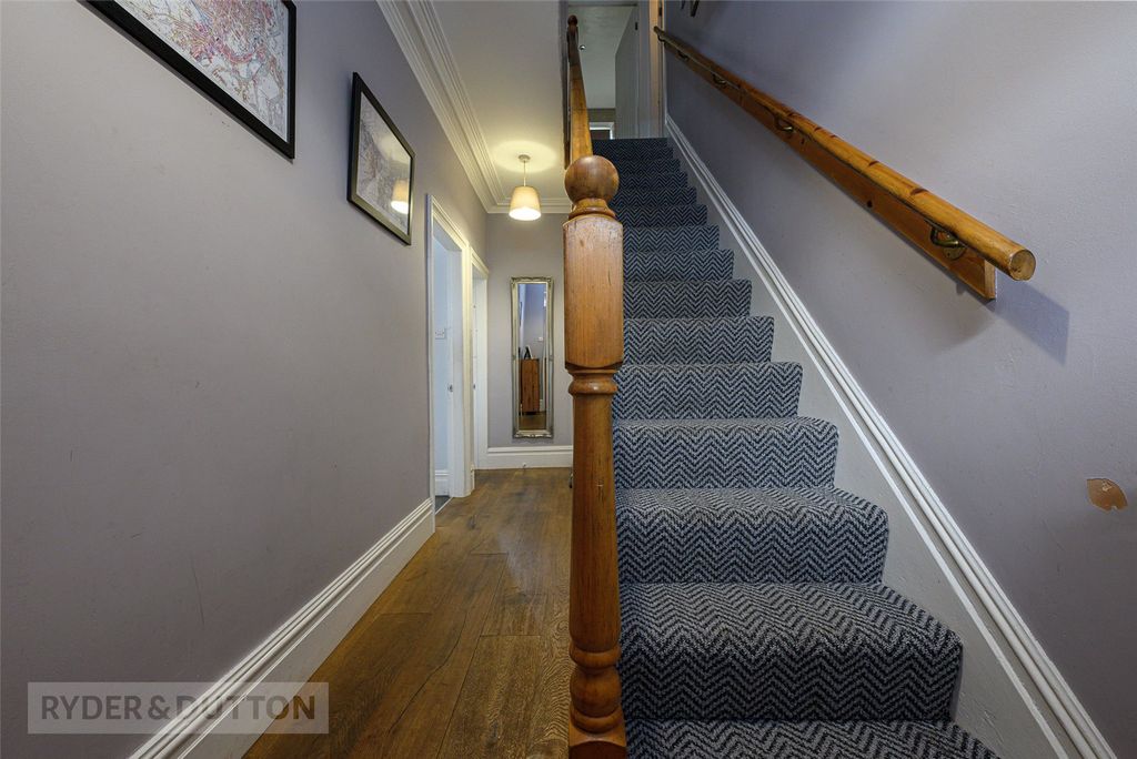 Property photo 2 of 21 Entrance Hallway