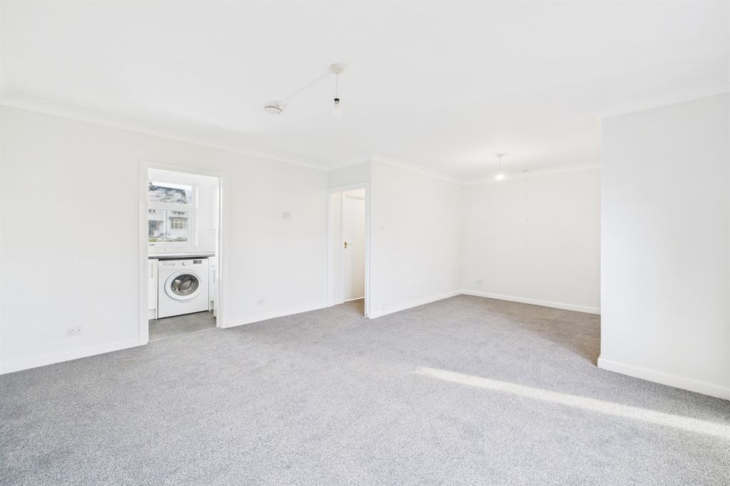 Property photo 1 of 8 Studio / Reception