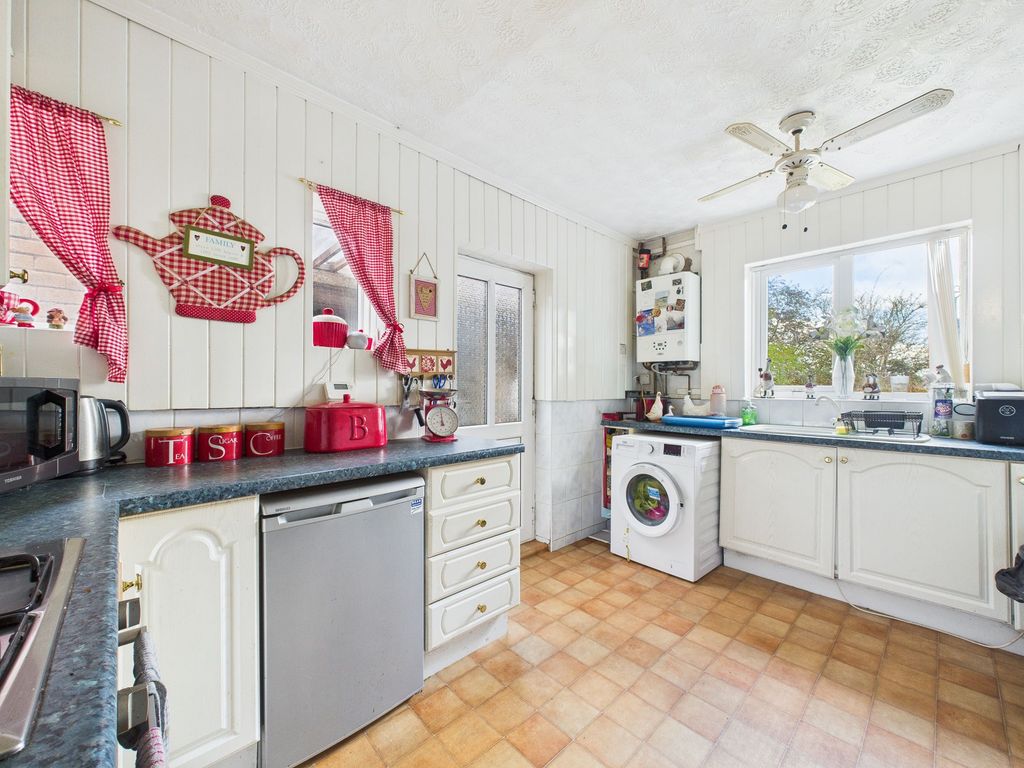 Property photo 3 of 12 Kitchen