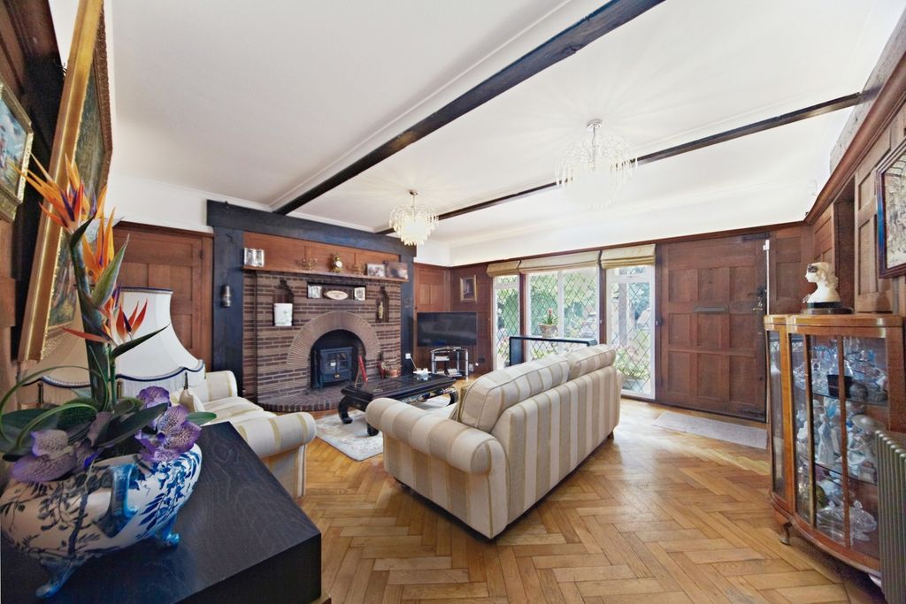 Property photo 3 of 17 Lounge