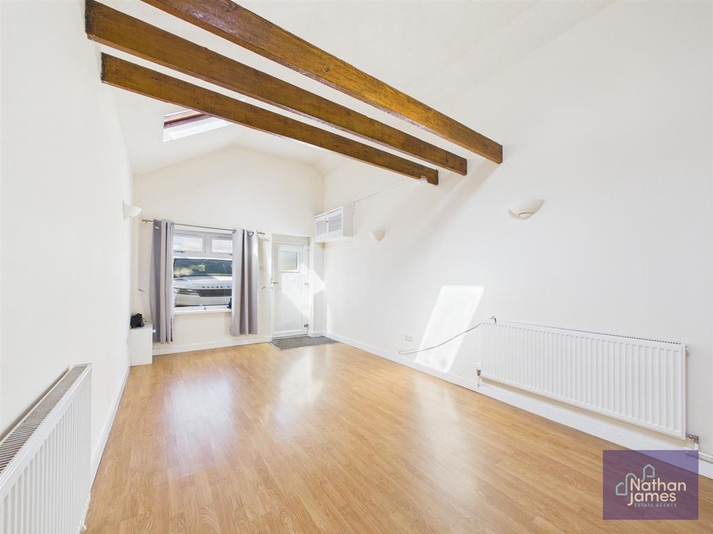 Property photo 3 of 8 Lounge