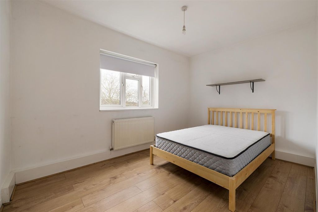 Property photo 3 of 16 Loddiges Road,E9 6
