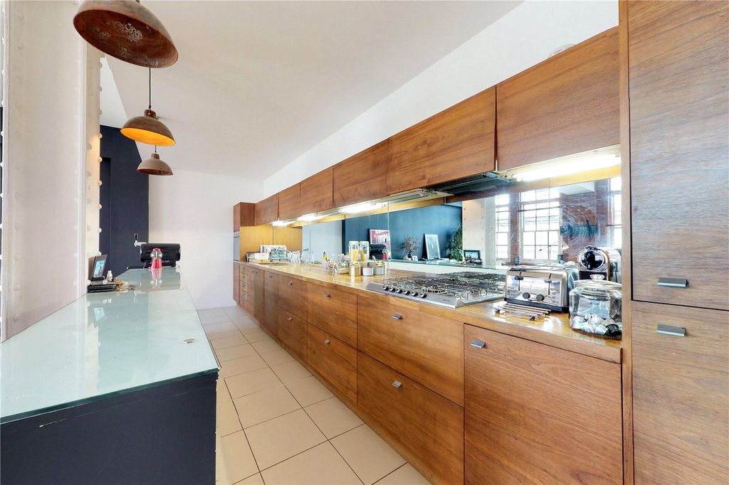 Property photo 2 of 16 Kitchen/Reception