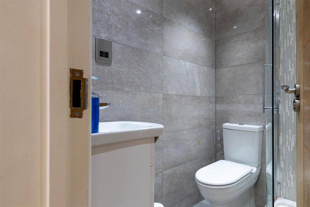 Property photo 3 of 6 Bathroom 2-2.Jpg