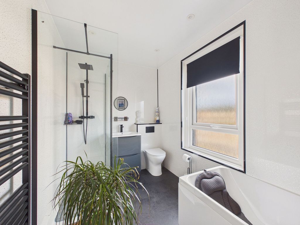 Property photo 3 of 10 Bathroom