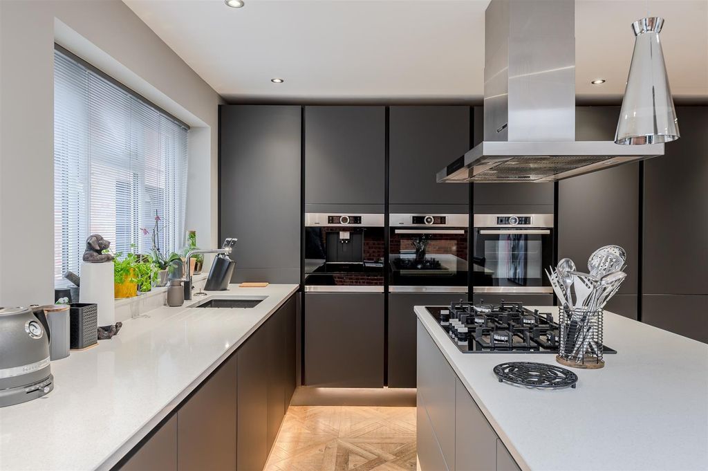 Property photo 3 of 17 Kitchen