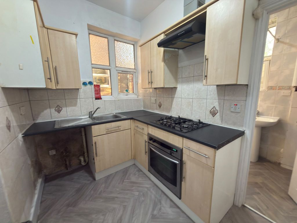 Property photo 1 of 8 One Bedroom Ground Floor Flat Close To Seven King Station- £1550