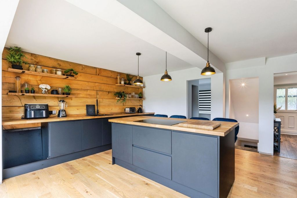 Property photo 2 of 31