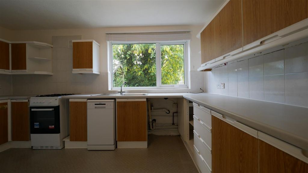 Property photo 3 of 9 Kitchen