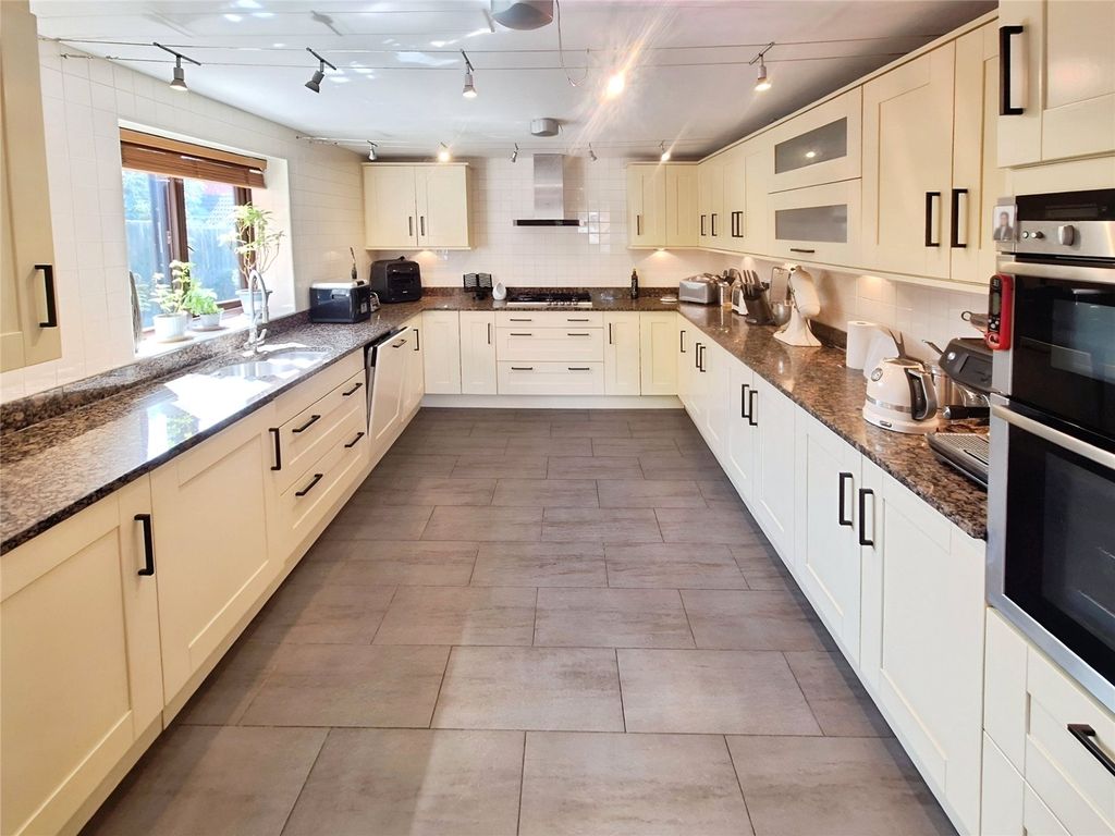 Property photo 3 of 11 Kitchen
