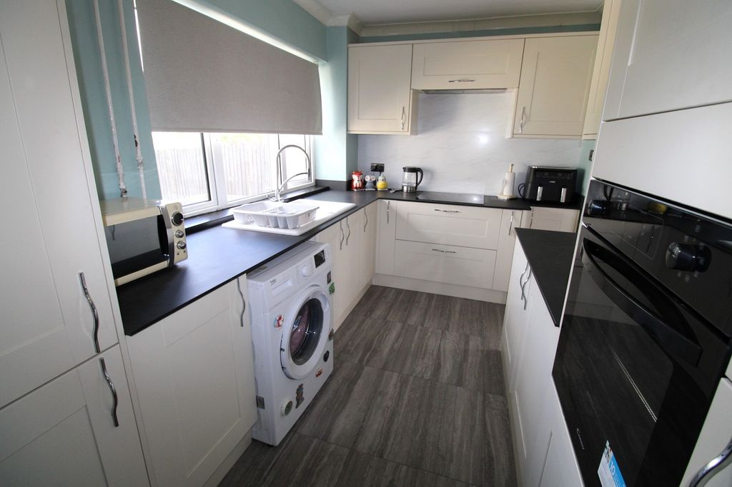 Property photo 3 of 19 Kitchen