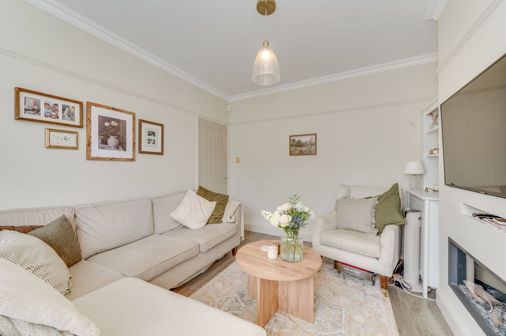 Property photo 2 of 27