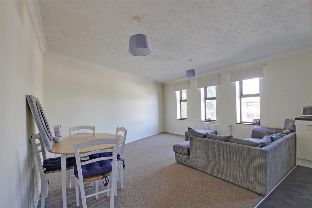 Property photo 2 of 6 Lounge.Jpg