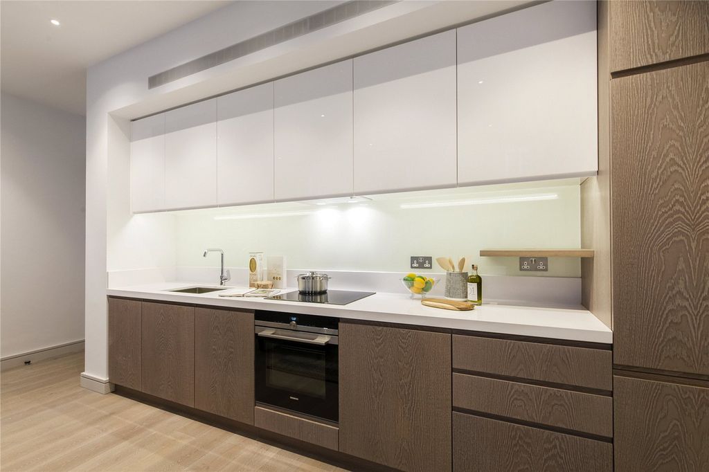 Property photo 2 of 12 Henrietta Street