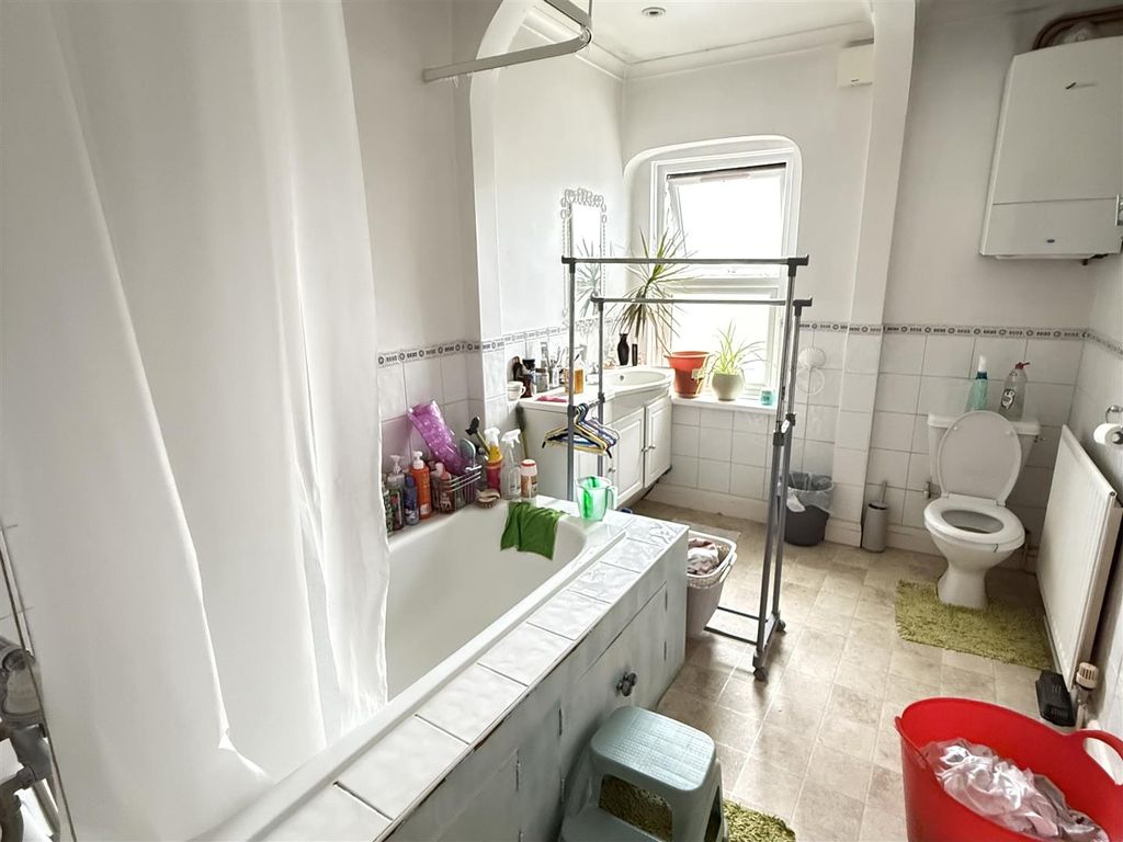 Property photo 1 of 6 Bathroom.Jpeg