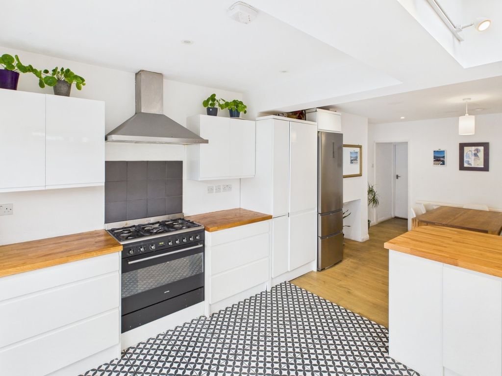 Property photo 3 of 13 Kitchen