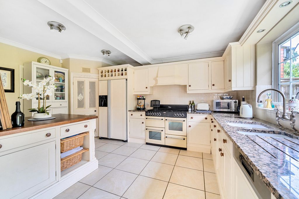 Property photo 3 of 21 Kitchen