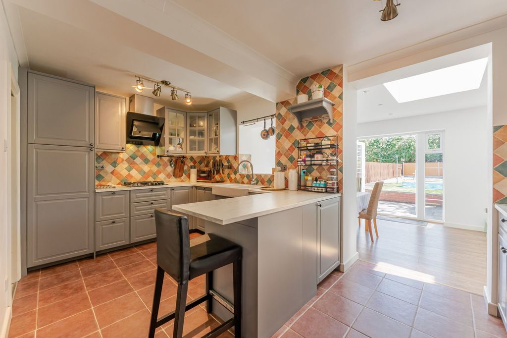 Property photo 2 of 33