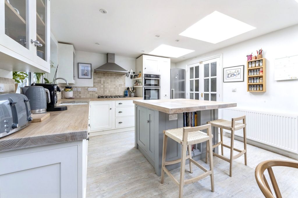 Property photo 2 of 21