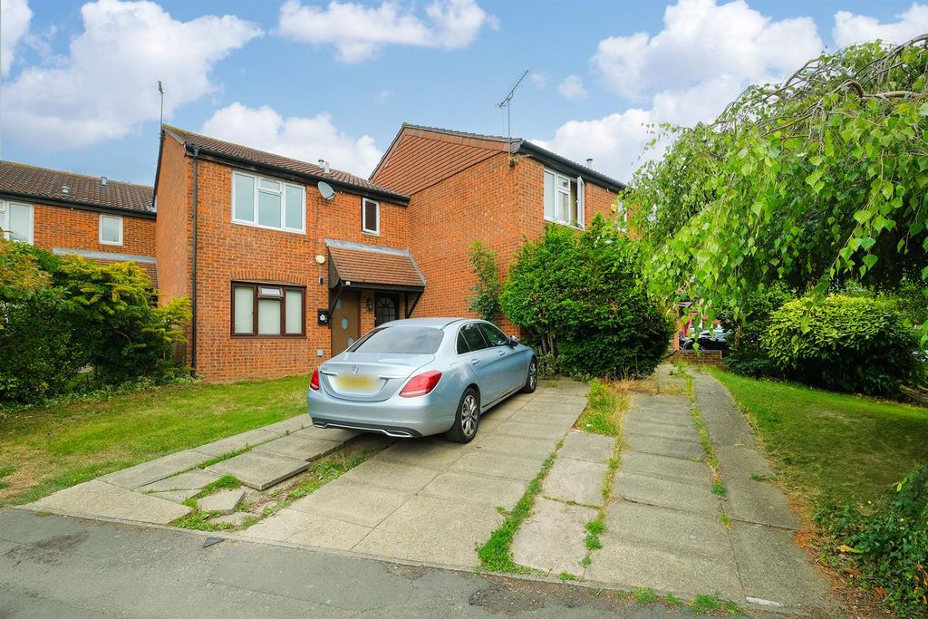 Property photo 2 of 17 Mapleton Road E4