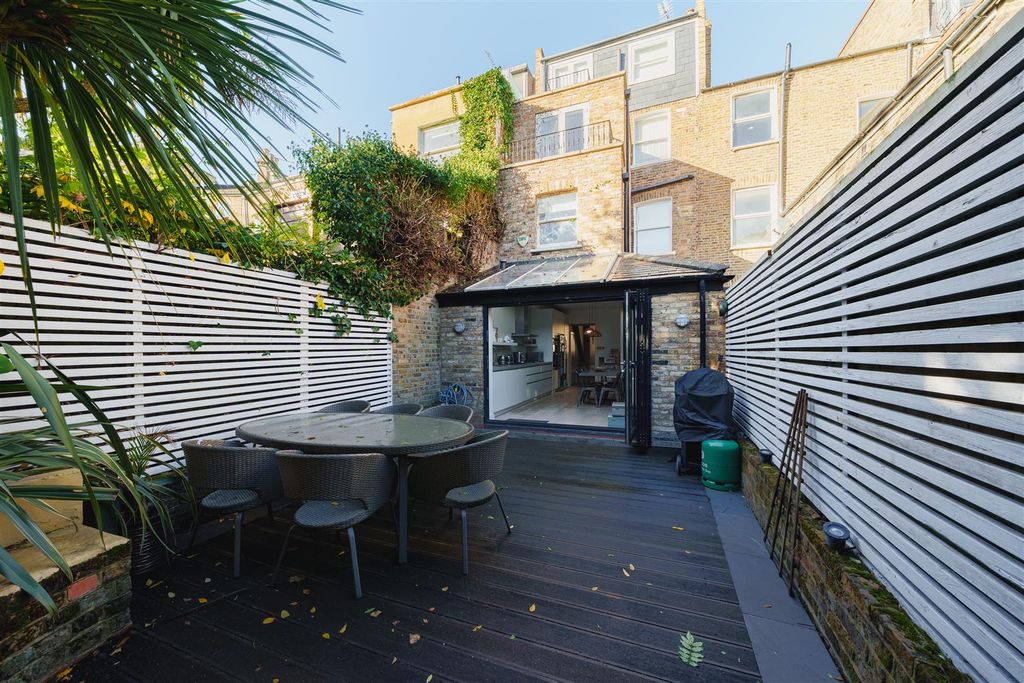 Property photo 2 of 12 Sulgrave Road