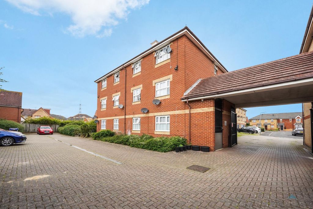 Property photo 1 of 12 2 Bed Flat For Sale Lupin Crescent, Ilford Ig1