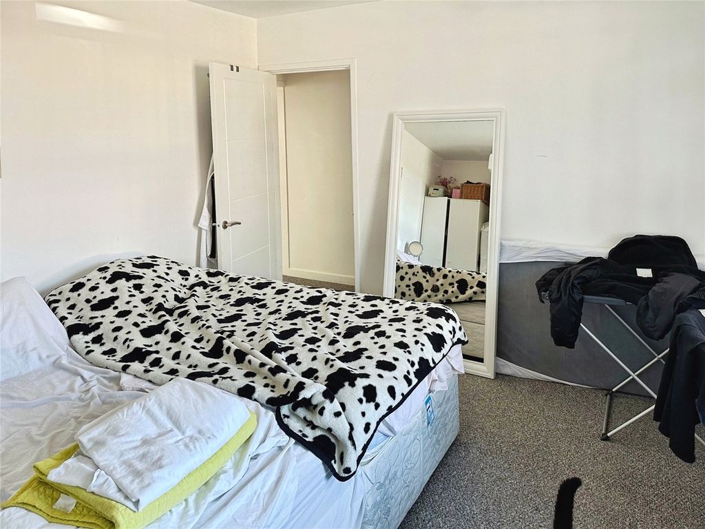 Property photo 2 of 5 Bedroom