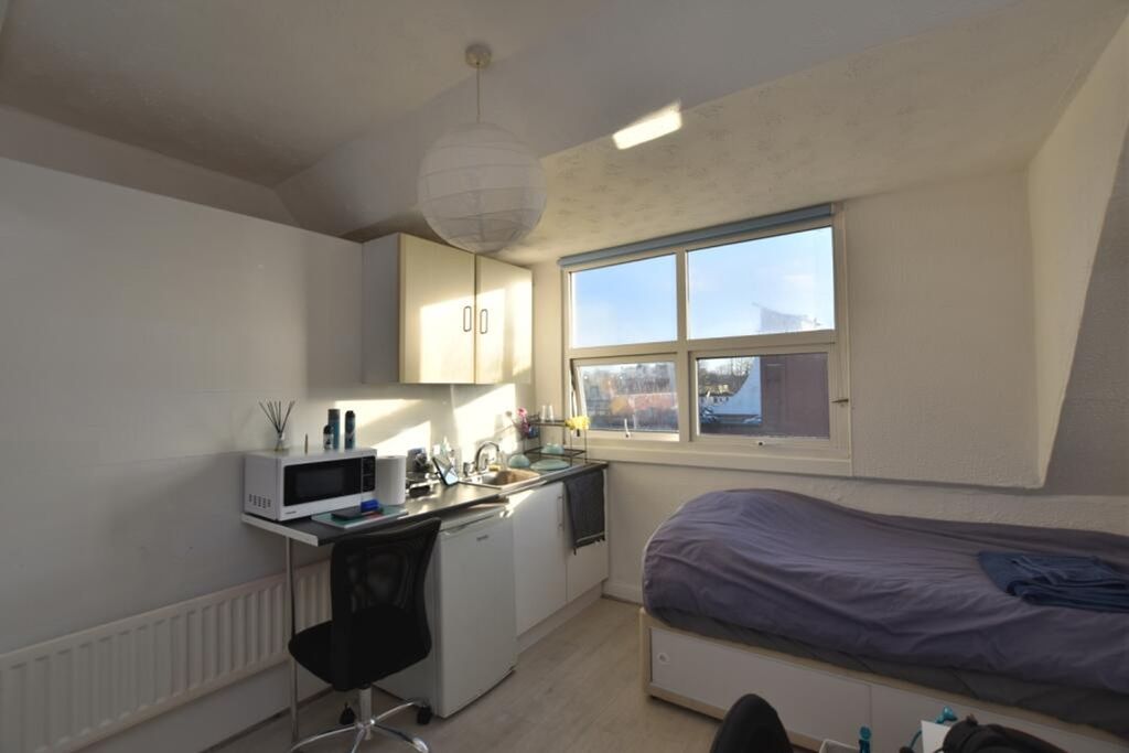 Property photo 2 of 6 A Bright And Cozy Double Bedroom Featuring A Comfo...